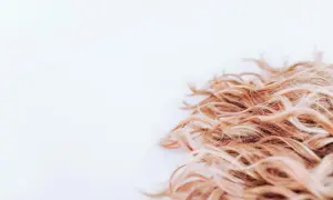 Lockigt, blont hår som ser ut att ha fått en behandling med hair botox för extra glans och mjukhet.