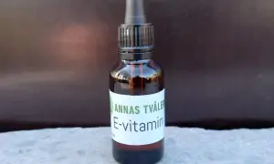 En brun glasflaska med pipett innehåller Annas Tvåler E-vitamin för huden.