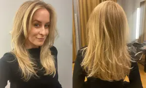 En kvinna med blont hår som har fått fantastiskt volym i håret. Från sidan och bakifrån.