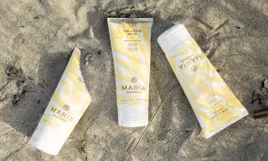 Tre tuber med solskydd från MARIA ÅKERBERG ligger på sanden. Solkrämen har SPF 30 och innehåller zinkoxid samt aloe vera.