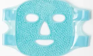 En ljusblå ansiktsmask med små bubblor, perfekt för att ge huden en svalkande känsla. Denna ansiktsmask kyla är designad för att lugna och fräscha upp.
