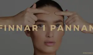 En kvinna undersöker sina finnar i pannan. Texten "FINNAR I PANNAN" syns över bilden.