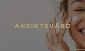 En kvinna ler när hon applicerar kräm i en ansikts massage. Texten "ANSIKTSVÅRD" syns.