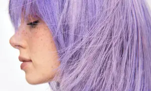Profilbild på en person med lila hår. Kanske dags att få bort silverschampo-effekten?