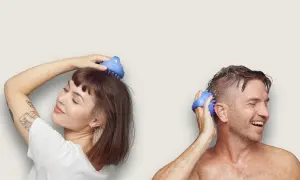 Kvinna och man njuter av en avslappnande scalp massage med blåa borstar.
