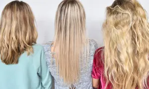 Tre personer med blont hår, från vänster: en med axellångt, vågigt hår, en med rakt, långt hår och en med långt, lockigt hår.