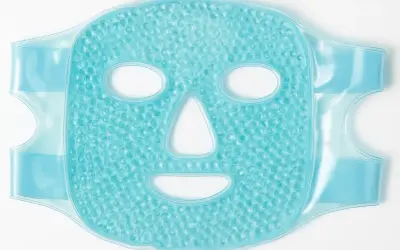 En ljusblå ansiktsmask med små bubblor, perfekt för att ge huden en svalkande känsla. Denna ansiktsmask kyla är designad för att lugna och fräscha upp.