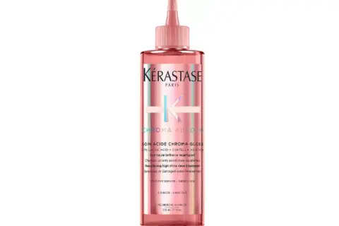 Kérastase Chroma Absolu Soin Acide Chroma Gloss, en rosa flaska med en applikator, ger ditt hår fantastisk glans.