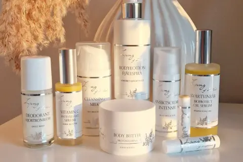 En samling hudvårdsprodukter från Ljung of Lapland, inklusive bodylotion och serum, perfekt för extra torrt hud.