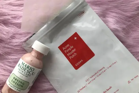 Här är produkterna som hjälper dig att snabbt få bort finnar hemma: Mario Badescu Drying Lotion och COSRX Acne Pimple Master Patch.