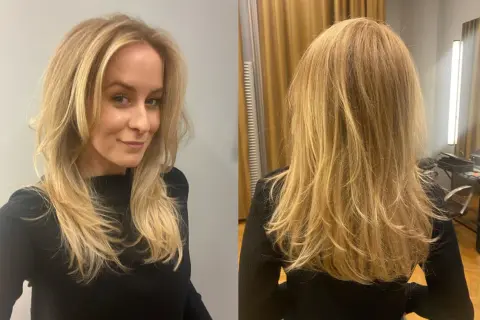 En kvinna med blont hår som har fått fantastiskt volym i håret. Från sidan och bakifrån.