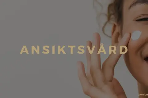En kvinna ler när hon applicerar kräm i en ansikts massage. Texten "ANSIKTSVÅRD" syns.