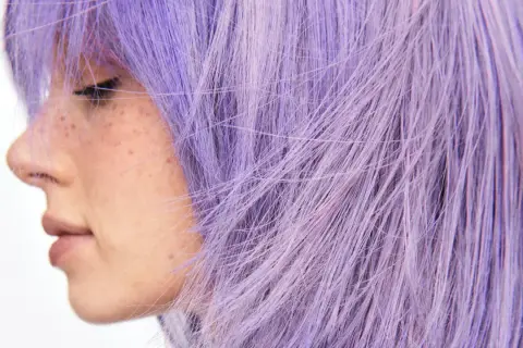 Profilbild på en person med lila hår. Kanske dags att få bort silverschampo-effekten?