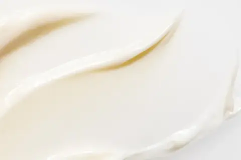 En krämig textur som påminner om lyxig resveratrol hudvård.