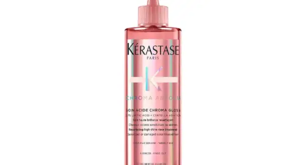 Kérastase Chroma Absolu Soin Acide Chroma Gloss, en rosa flaska med en applikator, ger ditt hår fantastisk glans.