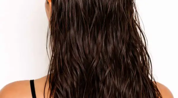 Mörkbrunt hår med wet look, som om det precis tvättats.