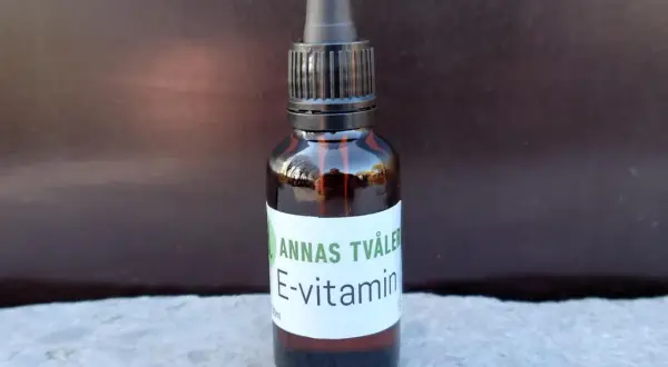 En brun glasflaska med pipett innehåller Annas Tvåler E-vitamin för huden.