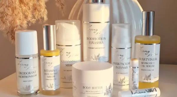 En samling hudvårdsprodukter från Ljung of Lapland, inklusive bodylotion och serum, perfekt för extra torrt hud.