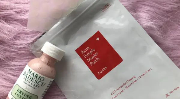 Här är produkterna som hjälper dig att snabbt få bort finnar hemma: Mario Badescu Drying Lotion och COSRX Acne Pimple Master Patch.