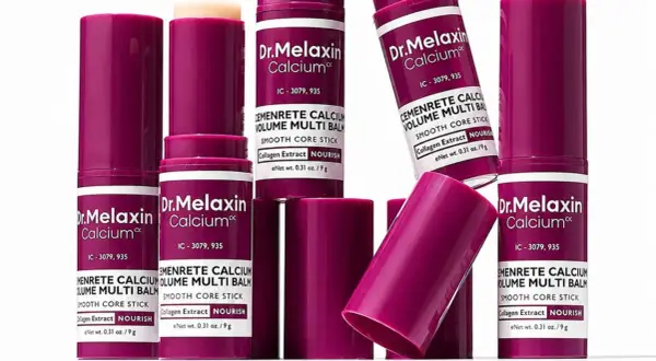 Flera Dr.Melaxin Calcium läppbalsam i lila förpackningar. En produkt för mogen hud som ger näring.