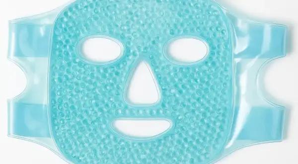 En ljusblå ansiktsmask med små bubblor, perfekt för att ge huden en svalkande känsla. Denna ansiktsmask kyla är designad för att lugna och fräscha upp.