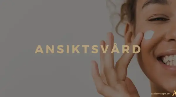 En kvinna ler när hon applicerar kräm i en ansikts massage. Texten "ANSIKTSVÅRD" syns.