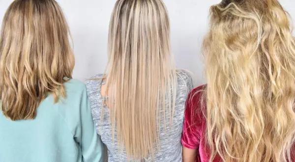 Tre personer med blont hår, från vänster: en med axellångt, vågigt hår, en med rakt, långt hår och en med långt, lockigt hår.