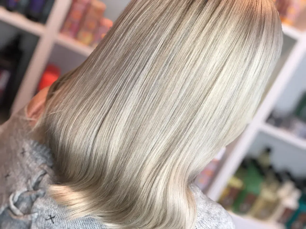 Vackert, blont hår som fått en ljusare ton utan blekning. En mjuk och naturlig färgförändring.