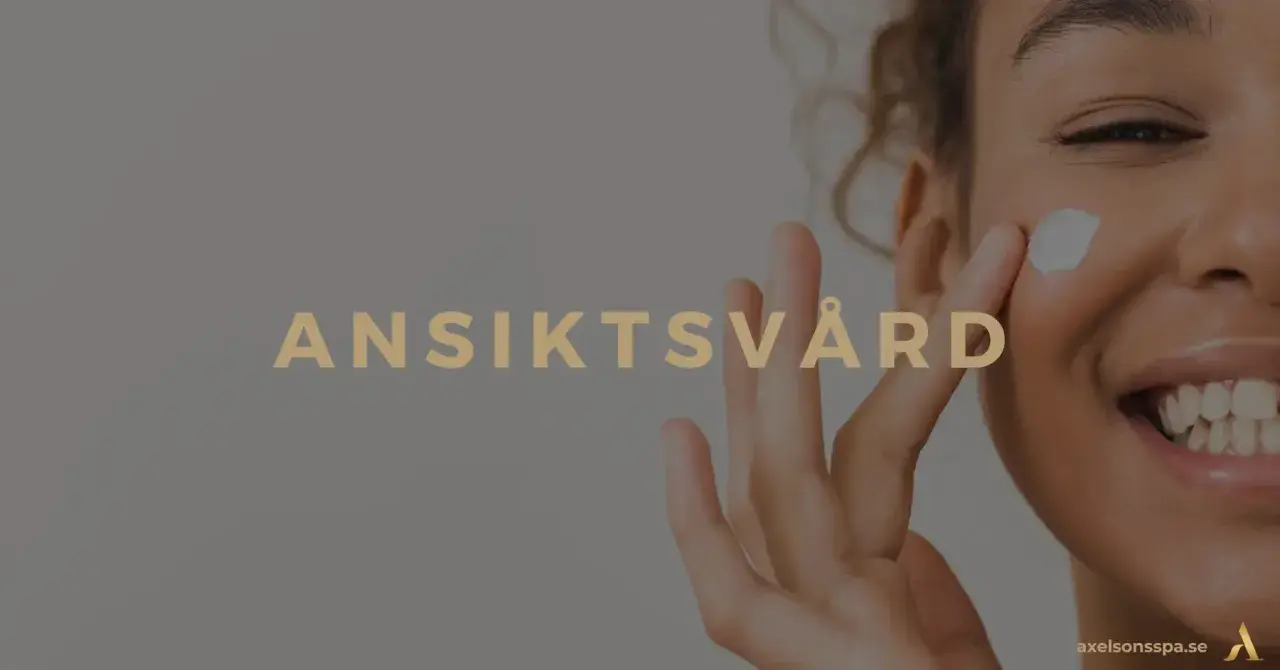 En kvinna ler när hon applicerar kräm i en ansikts massage. Texten "ANSIKTSVÅRD" syns.