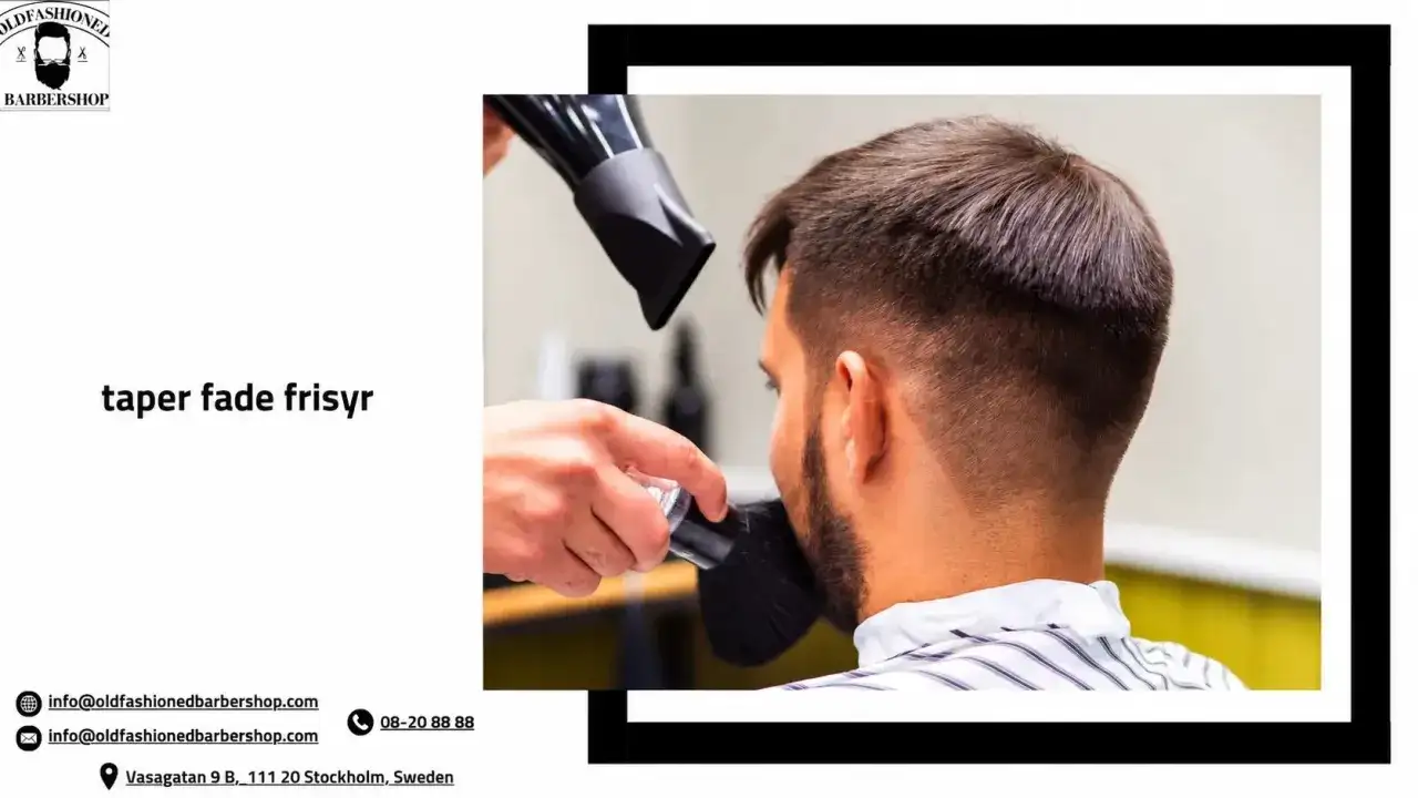 En frisör stylar en mans hår med en taper fade-frisyr.