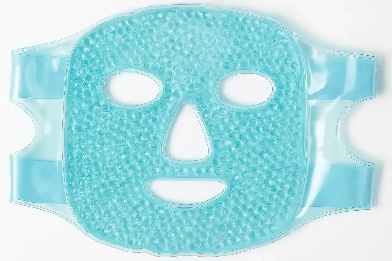 En ljusblå ansiktsmask med små bubblor, perfekt för att ge huden en svalkande känsla. Denna ansiktsmask kyla är designad för att lugna och fräscha upp.