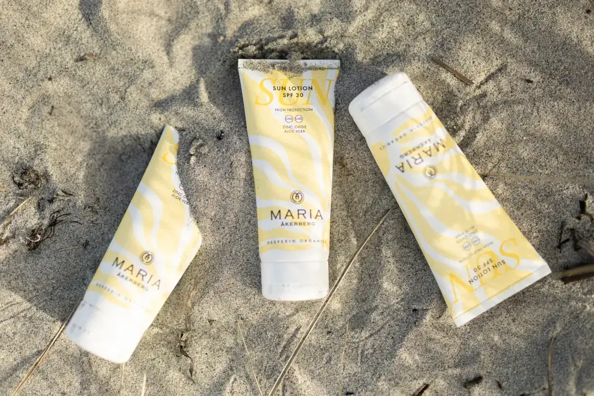 Tre tuber med solkr&auml;m fr&aring;n Maria &Aring;kerberg ligger p&aring; sand. Solkr&auml;men har SPF 30 och inneh&aring;ller zinkoxid och aloe vera.