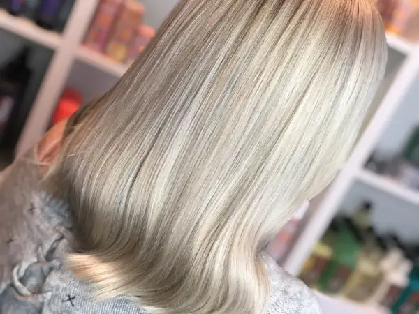 Vackert, blont hår som fått en ljusare ton utan blekning. En mjuk och naturlig färgförändring.