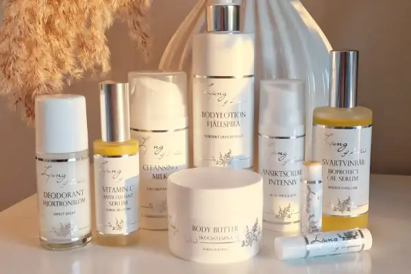 En samling hudvårdsprodukter från Ljung of Lapland, inklusive bodylotion och serum, perfekt för extra torrt hud.