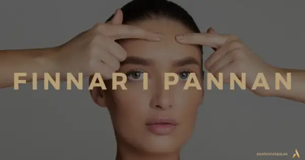 En kvinna undersöker sina finnar i pannan. Texten "FINNAR I PANNAN" syns över bilden.