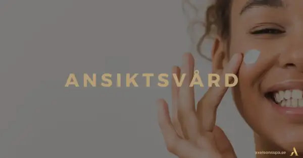 En kvinna ler när hon applicerar kräm i en ansikts massage. Texten "ANSIKTSVÅRD" syns.