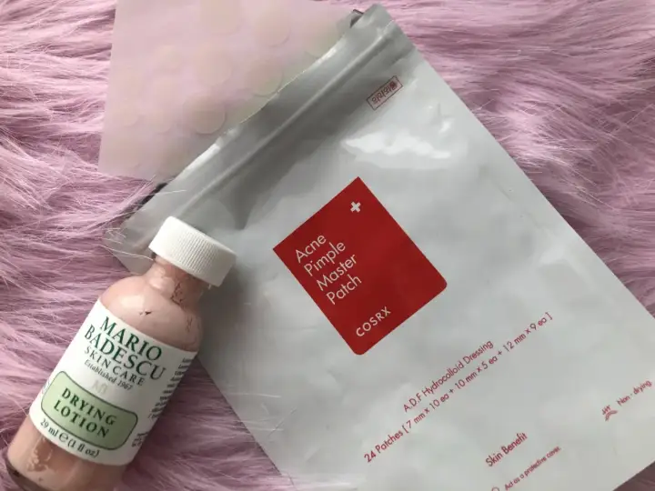 Här är produkterna som hjälper dig att snabbt få bort finnar hemma: Mario Badescu Drying Lotion och COSRX Acne Pimple Master Patch.
